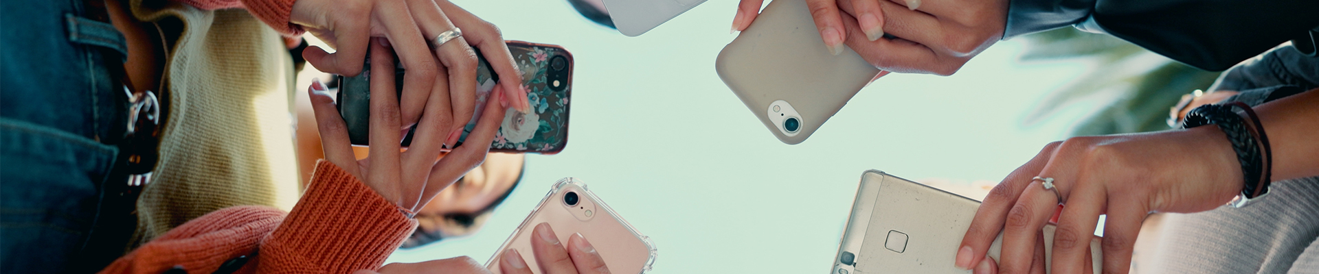 Groepje mensen met telefoon in de handen