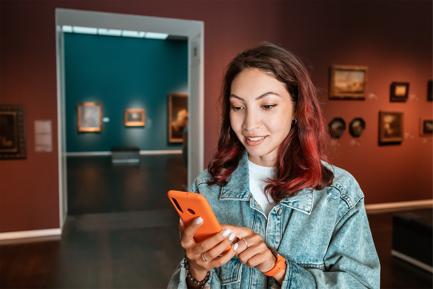 Mevrouw met telefoon