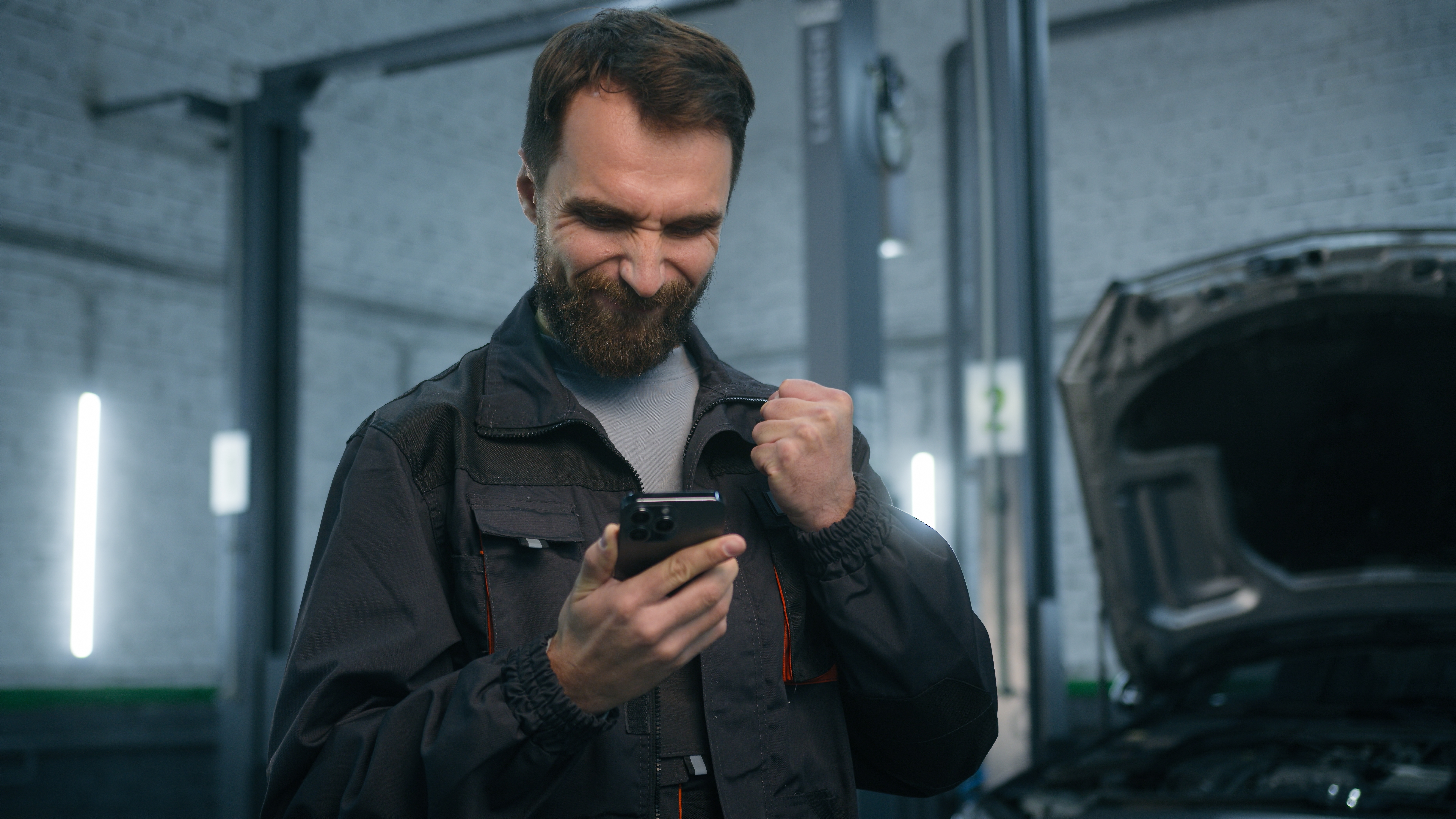 Man met telefoon leren