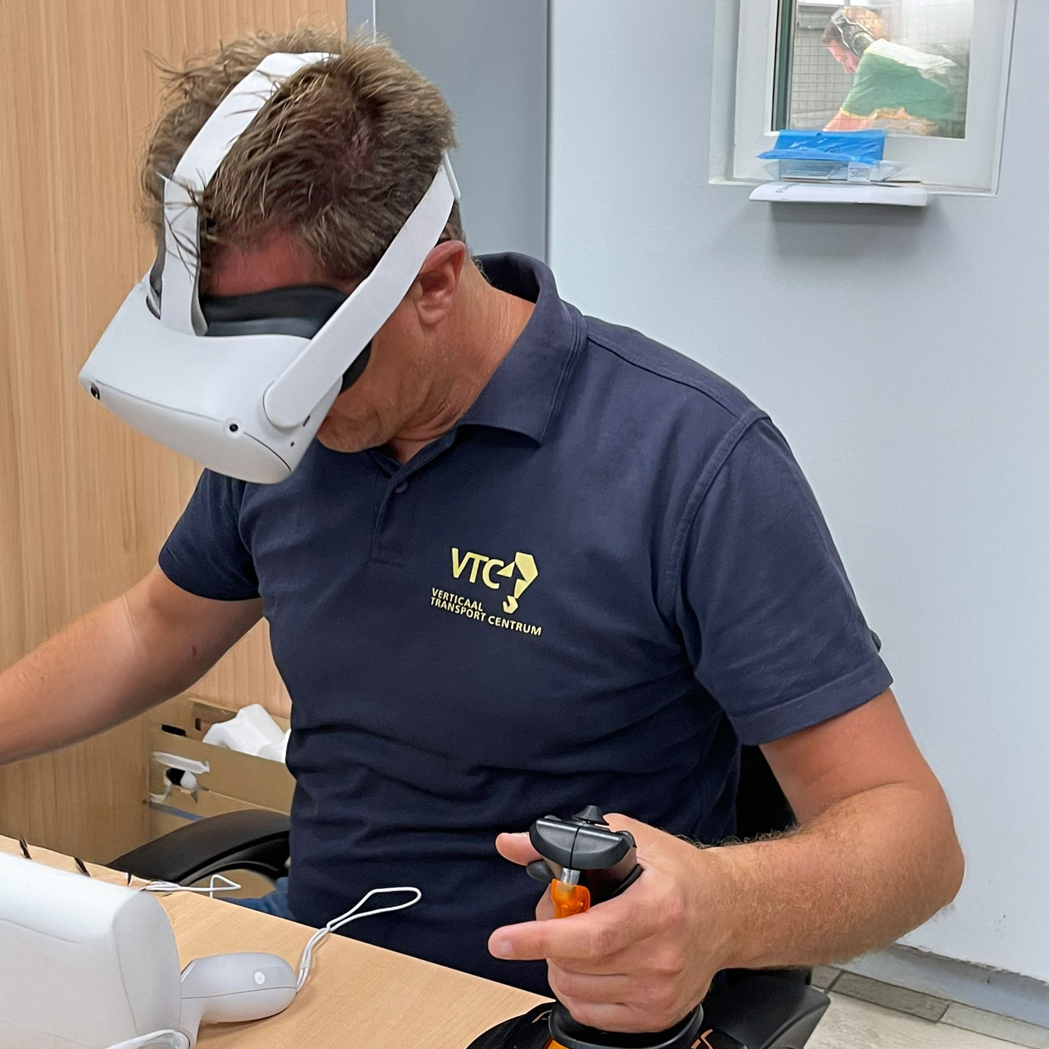 Man met VR bril op hoofd