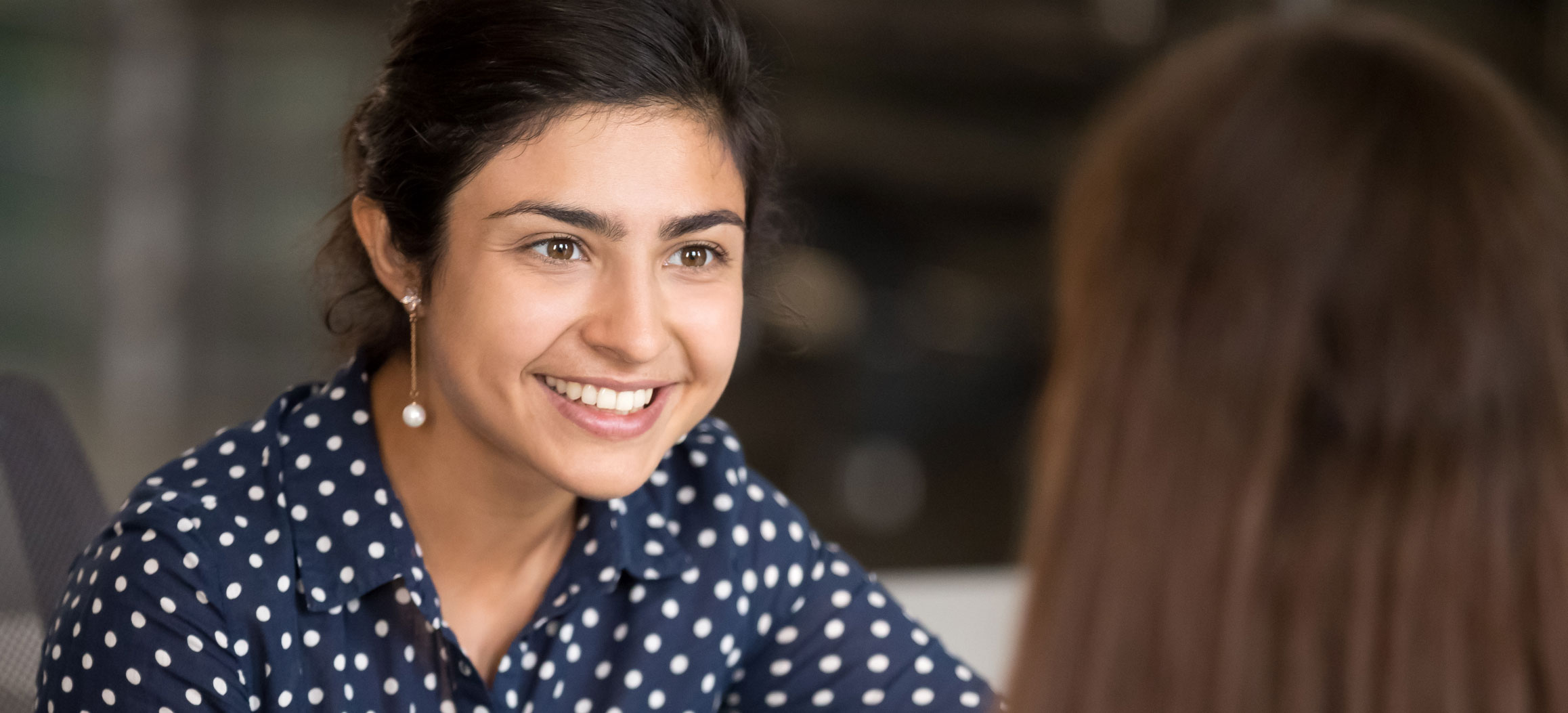 Glimlachende vrouw in gesprek