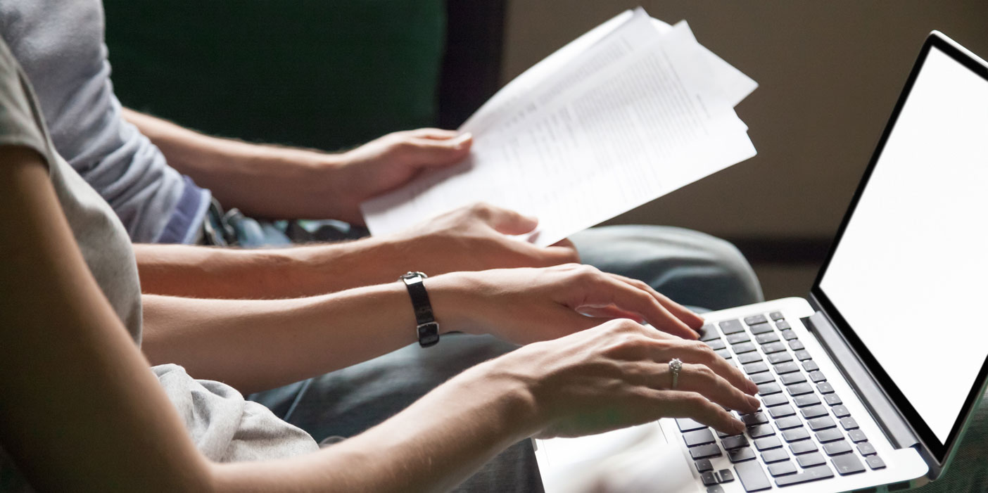 Schrijven laptop lezen papier