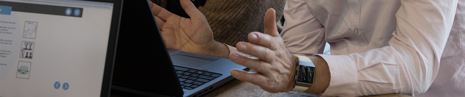 Twee mensen achter een laptop