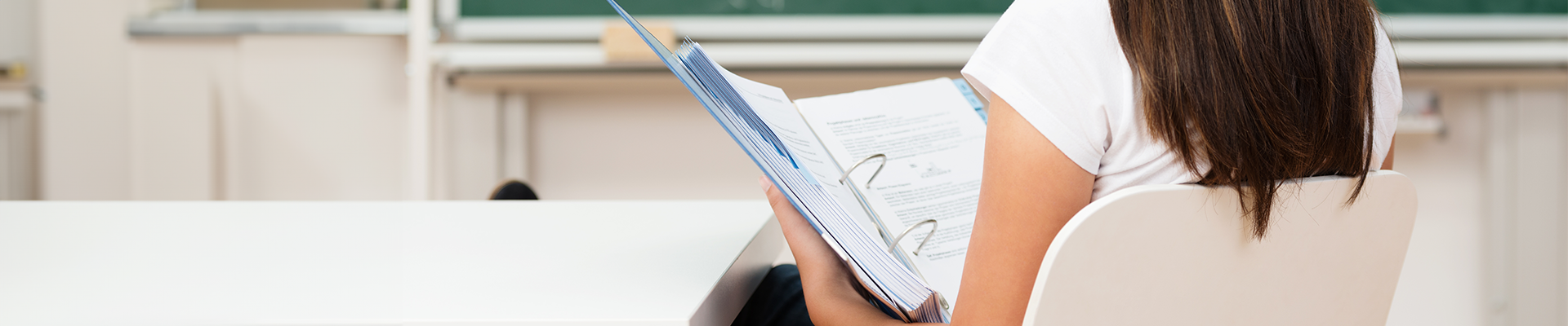 Meisje met lesboek in haar hand